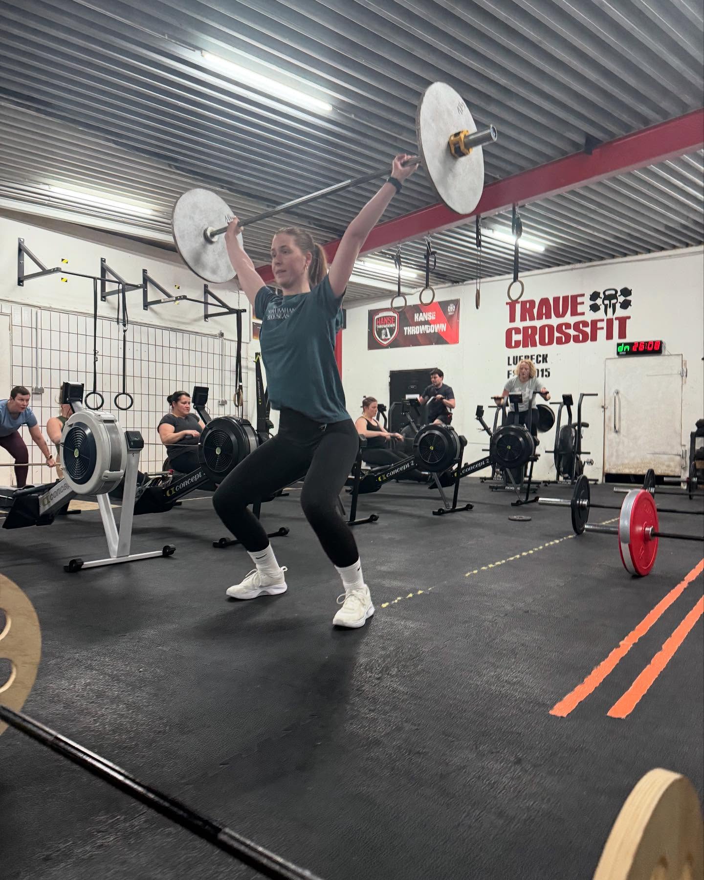 Athletin beim Gewichtheben in der Trave CrossFit Box